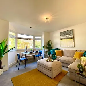Seaside Serenity: Stylish 2-bedroom Near Bournemouth's Apartment